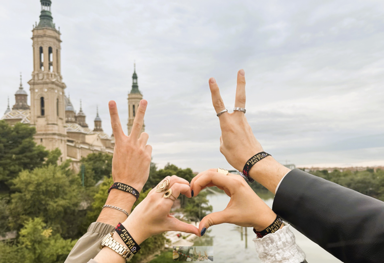 Embou convierte una pulsera en el símbolo viral de las fiestas del Pilar