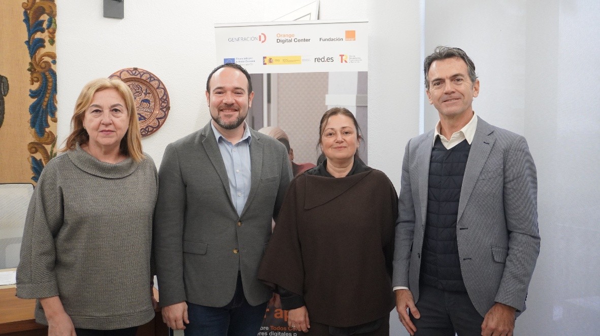 El Ayuntamiento de Manises y Orange firman un convenio de colaboración para formar en nuevas tecnologías a los mayores del municipio 