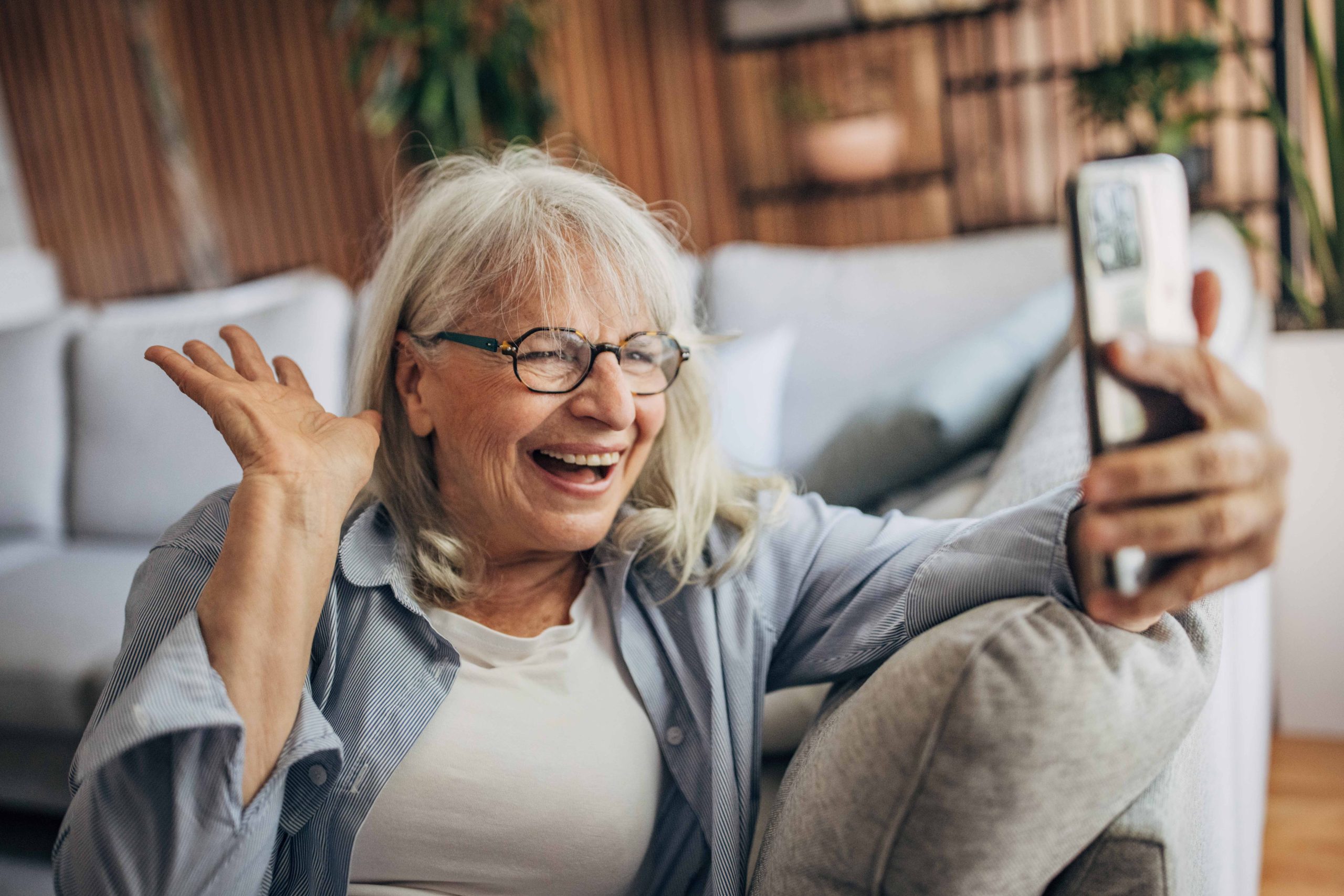 El Gobierno de Canarias y Orange impulsan la teleasistencia avanzada con relojes inteligentes para personas mayores y dependientes