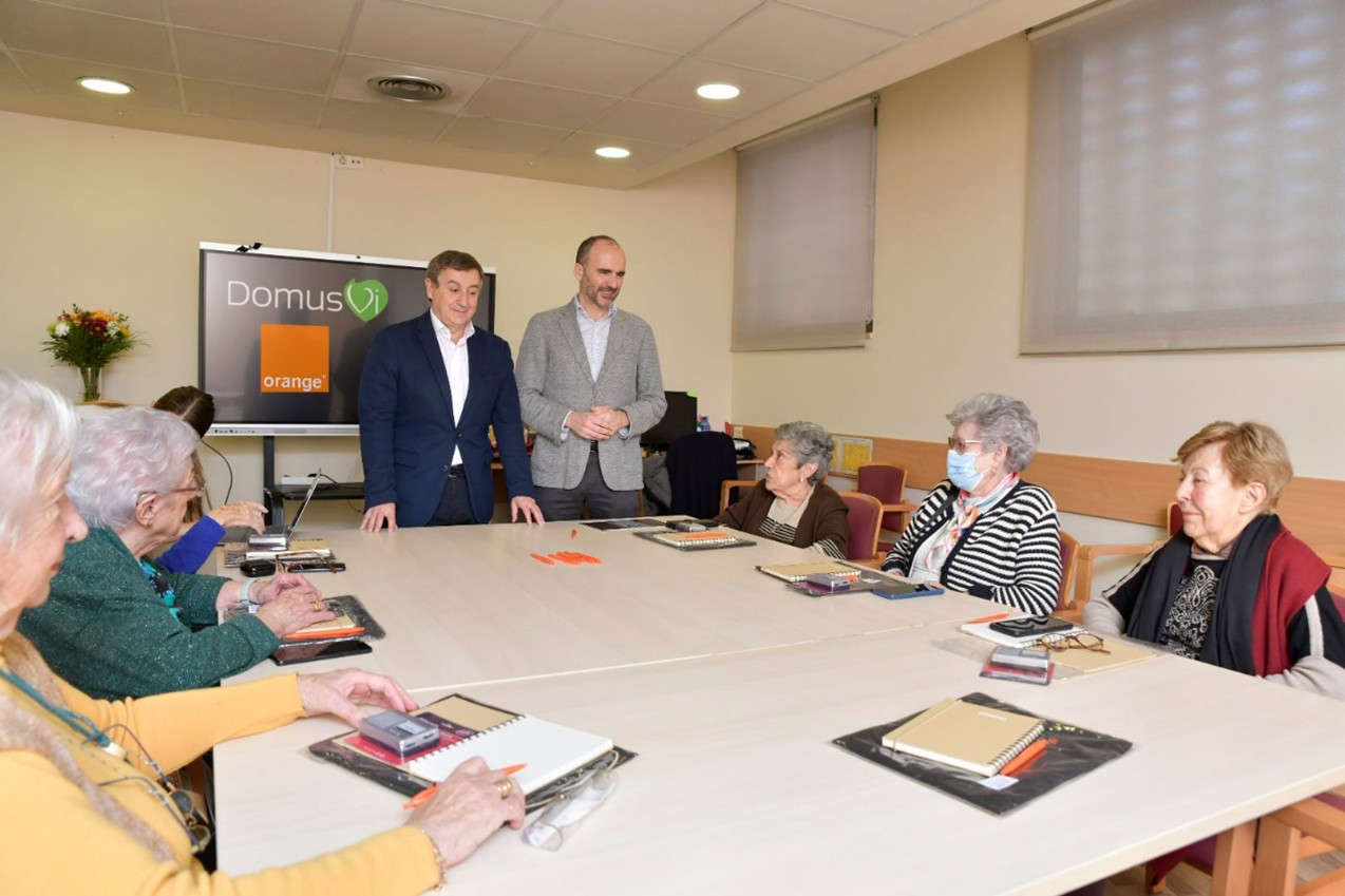Orange y la Fundación DomusVi impulsan la formación digital de los mayores en residencias de toda España