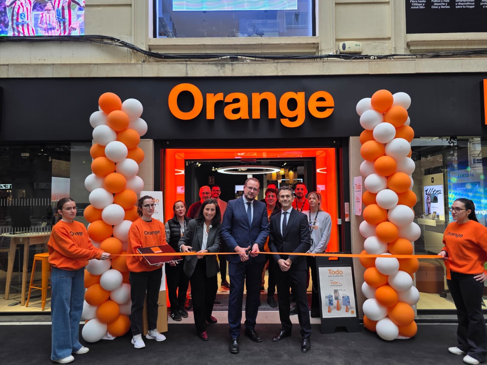 Orange invierte 200.000 euros en la apertura de su Smartstore más emblemática en Murcia