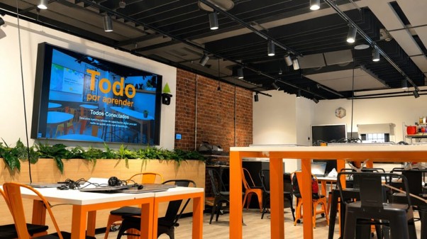 “Todos Conectados”, de la Fundación Orange, lleva la capacitación digital a más de 13.000 personas de toda España 